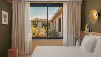 Decoración personalizada, muebles diferentes y escritorio