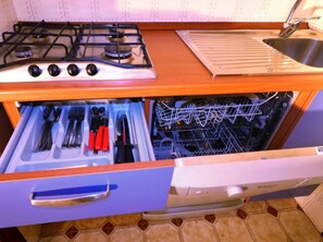 Frigorífico, microondas, placa de cocina y lavavajillas