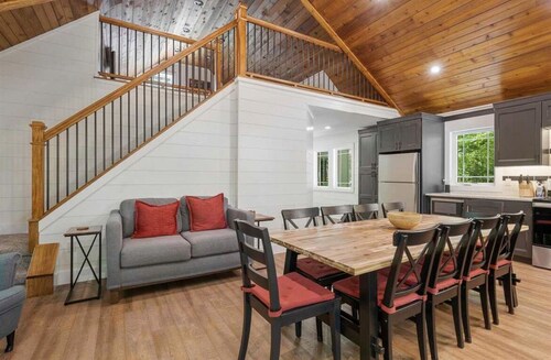 Cozy 4-bedroom house in Harbor Springs! 5 minutes to Nub's Nob & Boyne Highlands