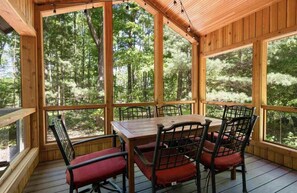 Outdoor dining - Cozy 4-bedroom house in Harbor Springs! 5 minutes to Nub's Nob & Boyne Highlands (Harbor Springs)
