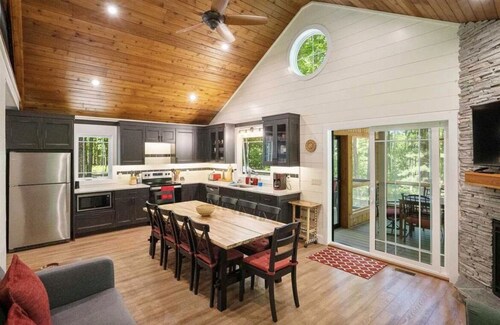Cozy 4-bedroom house in Harbor Springs! 5 minutes to Nub's Nob & Boyne Highlands