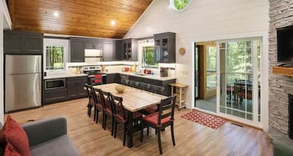 Cozy 4-bedroom house in Harbor Springs! 5 minutes to Nub's Nob & Boyne Highlands
