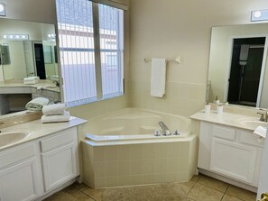 Secadora de cabello, toallas, jabón, papel de baño 