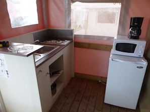 Frigorífic, microones, placa de cuina i torradora 
