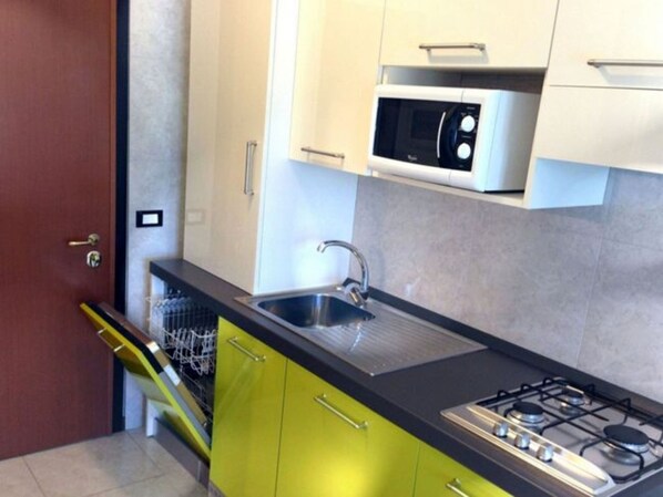 Réfrigérateur, four à micro-ondes, surface de cuisson, lave-vaisselle