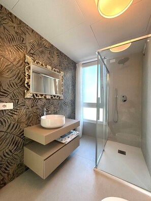 Douche, sèche-cheveux, serviettes fournies