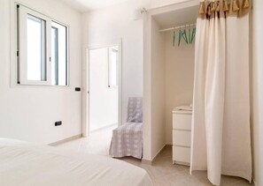 1 habitación, tabla de planchar con plancha y cuna de viaje 