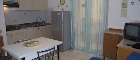 Kjøleskap, mikrobølgeovn, kokeplater og kaffetrakter/tekoker