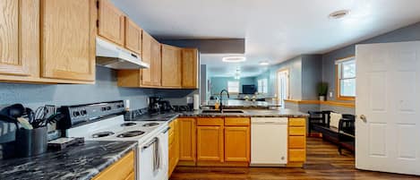 冷蔵庫、電子レンジ、オーブン、コンロ