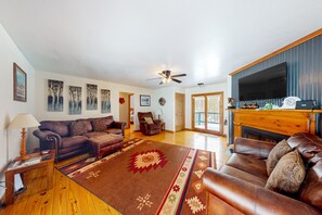 テレビ、暖炉、DVD プレーヤー