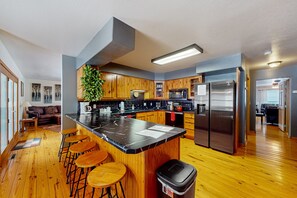 冷蔵庫、電子レンジ、オーブン、コンロ