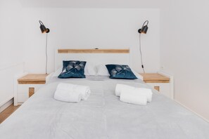 2 bedrooms, desk, laptop workspace, bed sheets