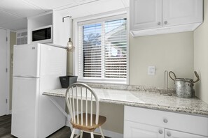 Kjøleskap, mikrobølgeovn, kaffetrakter/tekoker og kjøkkenutstyr