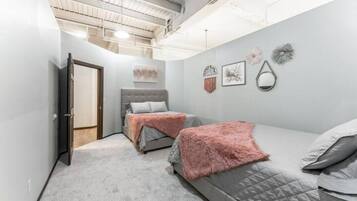 5 bedrooms, iron/ironing board, WiFi, bed sheets