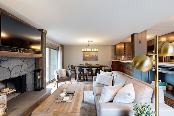 Una televisión, una chimenea, una mesa de tenis de mesa