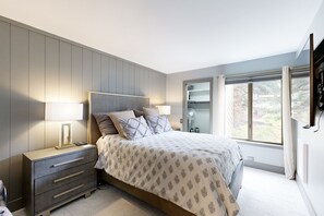 1 dormitorio, tabla de planchar con plancha, wifi y ropa de cama