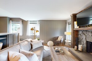 Fernseher, Kamin, Tischtennisplatte