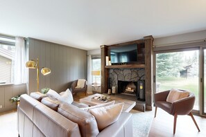 Una televisión, una chimenea, una mesa de tenis de mesa