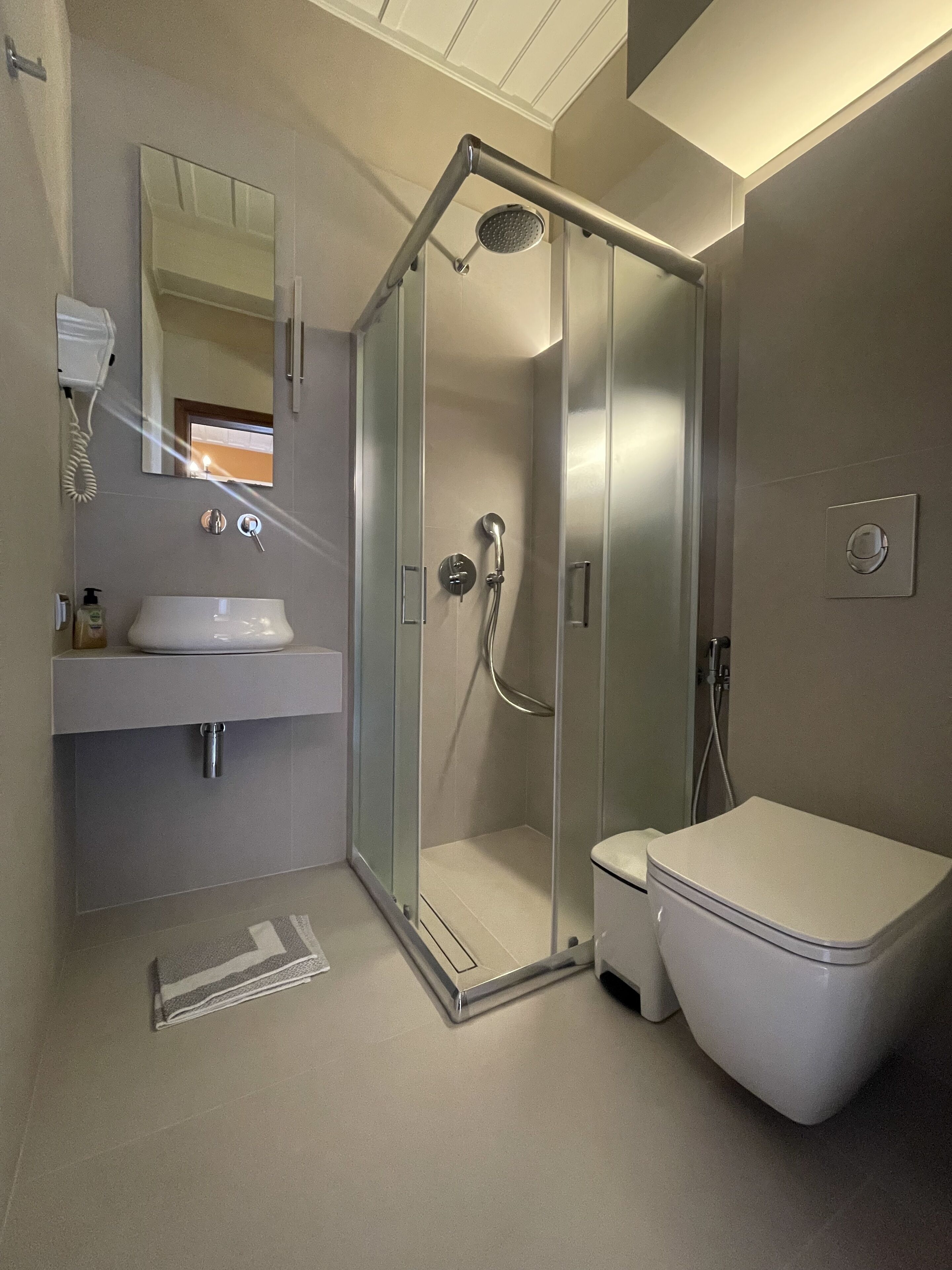 Chambre Double | Salle de bain | Douche, douche à « effet pluie », sèche-cheveux, serviettes fournies