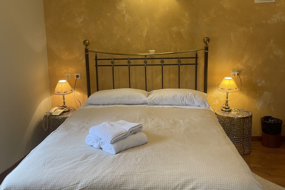 Habitación doble | Ropa de cama de alta calidad, escritorio, insonorización y wifi gratis