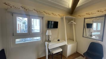 Double Room | Premium bedding, desk, soundproofing, free WiFi
