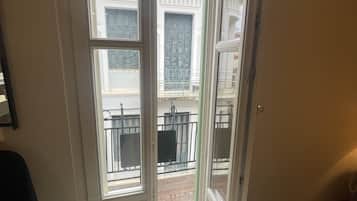 Double Room | Premium bedding, desk, soundproofing, free WiFi