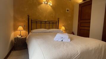 Habitación doble | Ropa de cama de alta calidad, escritorio, sistema de insonorización