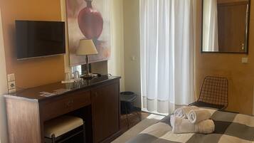 Double Room | Premium bedding, desk, soundproofing, free WiFi