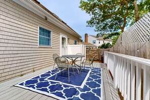 Outdoor dining - Serene home near the beach with open floor plan, yard, grill, & central AC (Centerville)