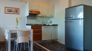 Kühlschrank, Mikrowelle, Herdplatte, Kochgeschirr/Geschirr/Besteck