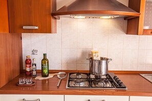Réfrigérateur, micro-ondes, plaque de cuisson