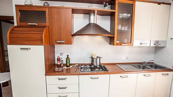 Kühlschrank, Mikrowelle, Herdplatte, Kochgeschirr/Geschirr/Besteck