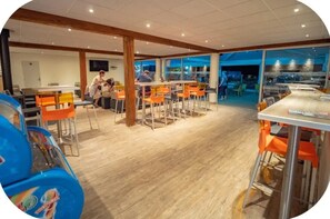 Dining - Camping 4 étoiles - Parc aquatique - eeiccd (Murol)