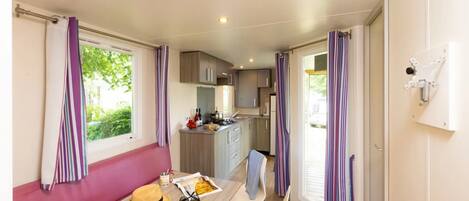 Kjøleskap, mikrobølgeovn og kokeplater