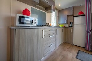 Kühlschrank, Mikrowelle, Herdplatte