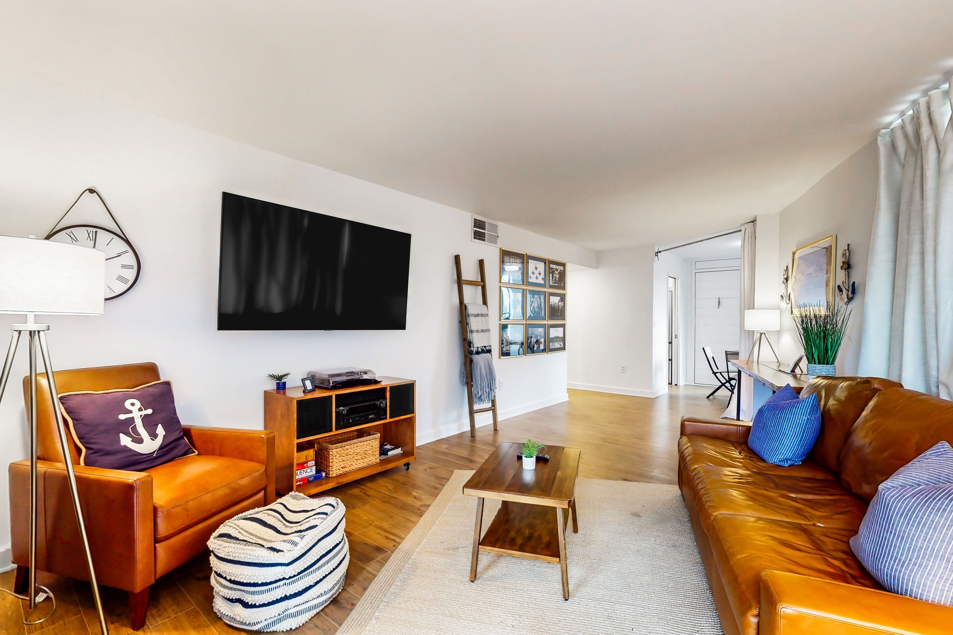 Water-view condo with rooftop pool & balcony - minutes from downtown