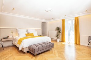 ห้องสวีท | เตียงพร้อมฟูกเสริมที่นอน, มินิบาร์ฟรี, ตู้นิรภัยในห้องพัก