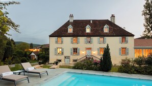 A large two-story house with a swimming pool and sun loungers. - Le Clos Alice (Arbois)