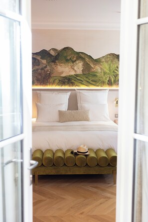 Colchones con pillow-top y minibar con artículos gratuitos