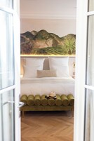 Colchones con pillow-top y minibar con artículos gratuitos 