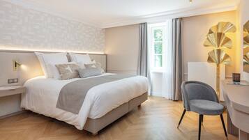 Suite, 1 King Bed with Sofa bed