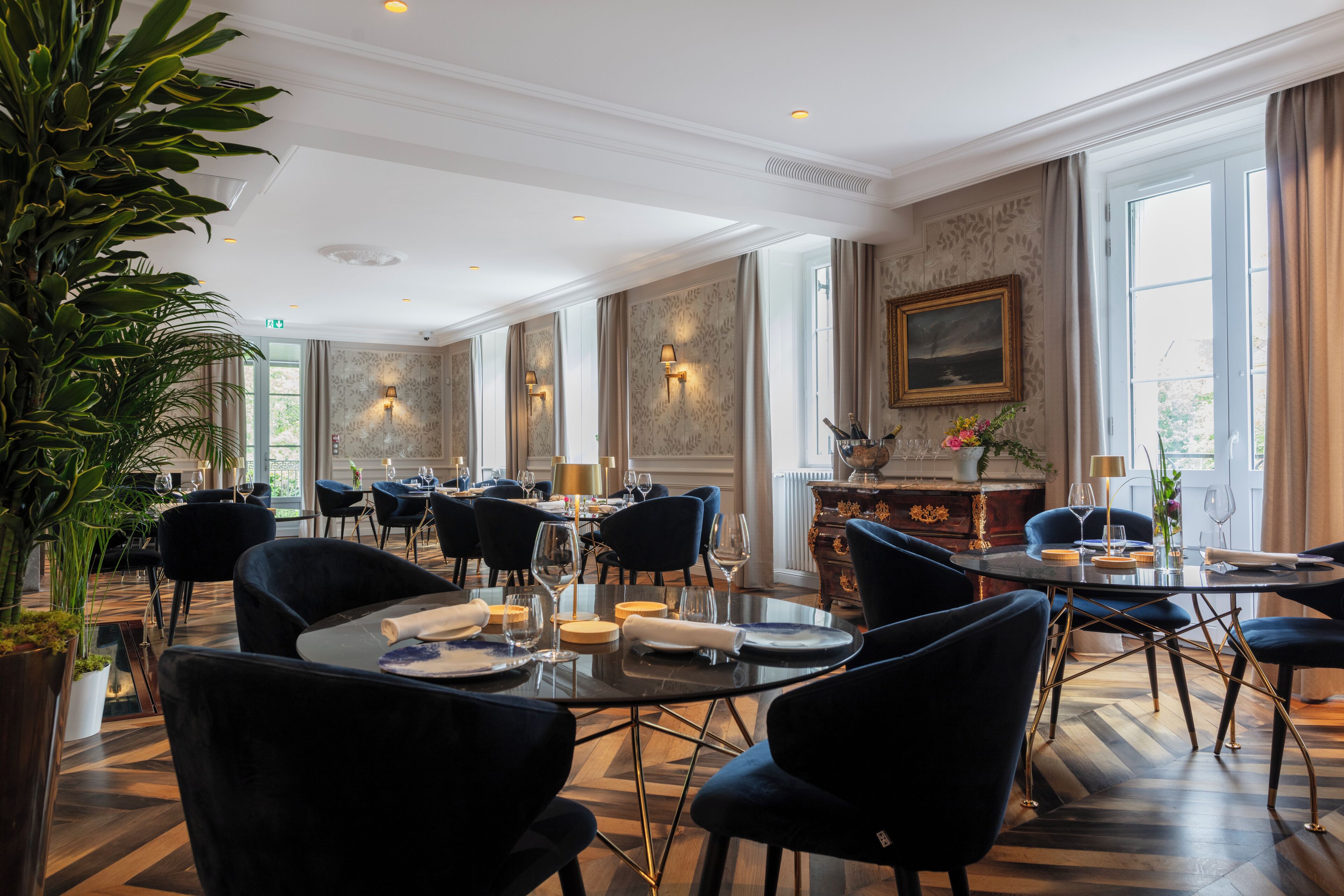 朝食、ランチ、ディナーに営業