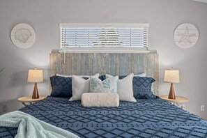 3 quartos, escrivaninha, ferros/tábuas de passar roupa, berço de viagem