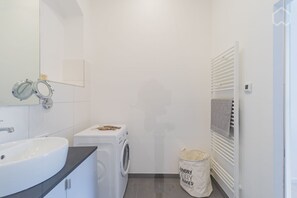 Dusche, Haartrockner, Handtücher, Toilettenpapier