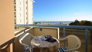 Outdoor dining - Comfy flat by the beach for 6 guests (Bibione)