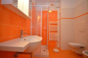 Suihku, hiustenkuivaaja