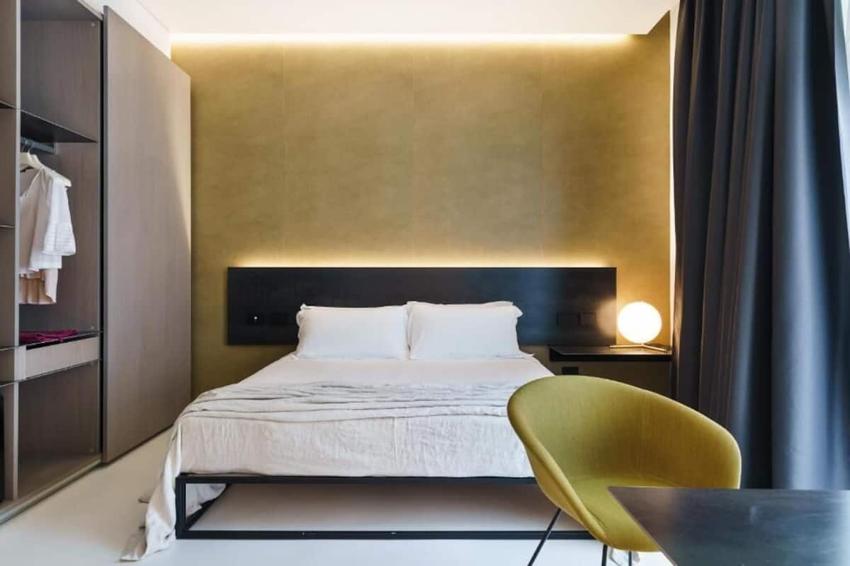 Deluxe Room | Premium bedding, down comforters, memory foam beds, minibar