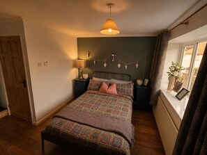 2 bedrooms, iron/ironing board, free WiFi, bed sheets - Family Friendly Coach House - Parking - Sleeps 4 (Weston-super-Mare)