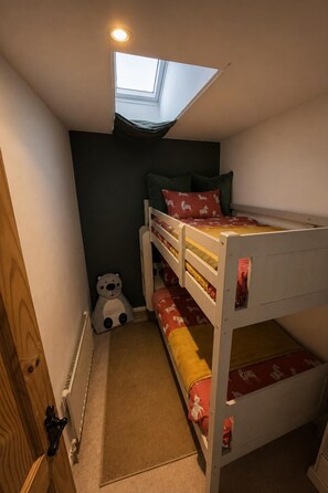 2 bedrooms, iron/ironing board, free WiFi, bed sheets - Family Friendly Coach House - Parking - Sleeps 4 (Weston-super-Mare)