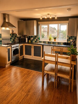 Fridge, microwave, oven, stovetop - Family Friendly Coach House - Parking - Sleeps 4 (Weston-super-Mare)